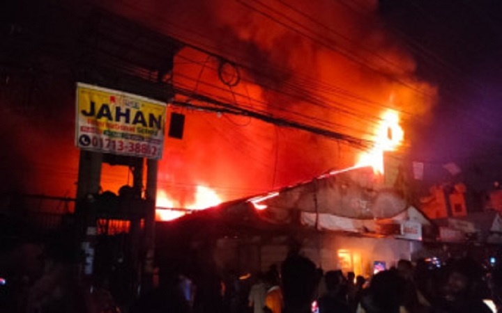 ফেনীতে দাঁড়িয়ে থাকা বাসে আগুন